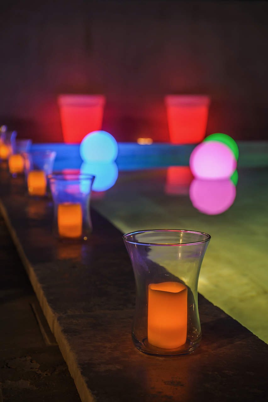 Bougies et lumières au bord de la piscine